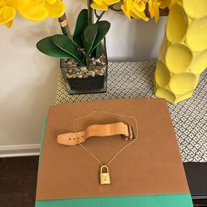 #347 Louis Vuitton Lock 347, (no key) and unbranded chain with Poignant - Unisex